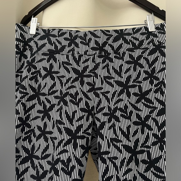 Lands End Women’s pull on pants size 10/12. - Picture 4 of 6